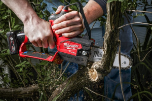 MILWAUKEE AKKUKETJUSAHA M12 FHS-251, SISÄLTÄÄ AKUN JA LATURIN 6